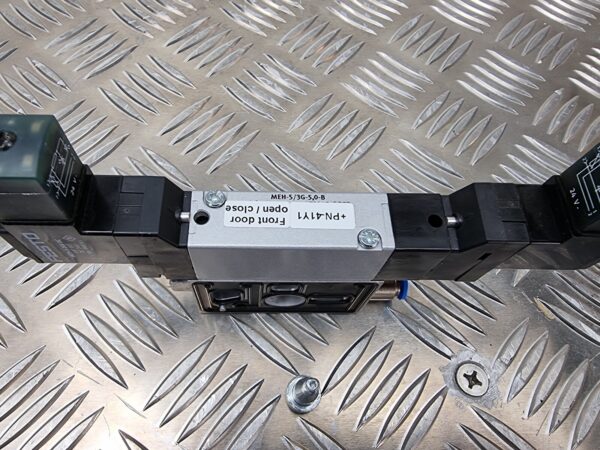 10-138.jpg FESTO MEH-5-3G-5,0-B VALVE with Festo AW-ME1-8 connection plate