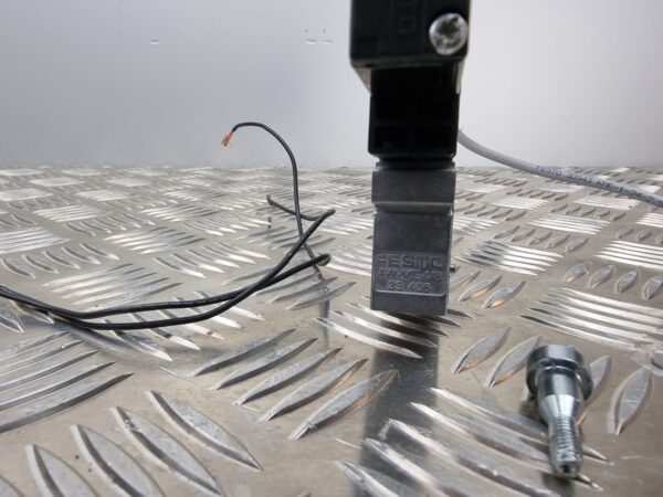 10-139.jpg FESTO MEH-5-3G-5,0-B VALVE with Festo AW-ME1-8 connection plate