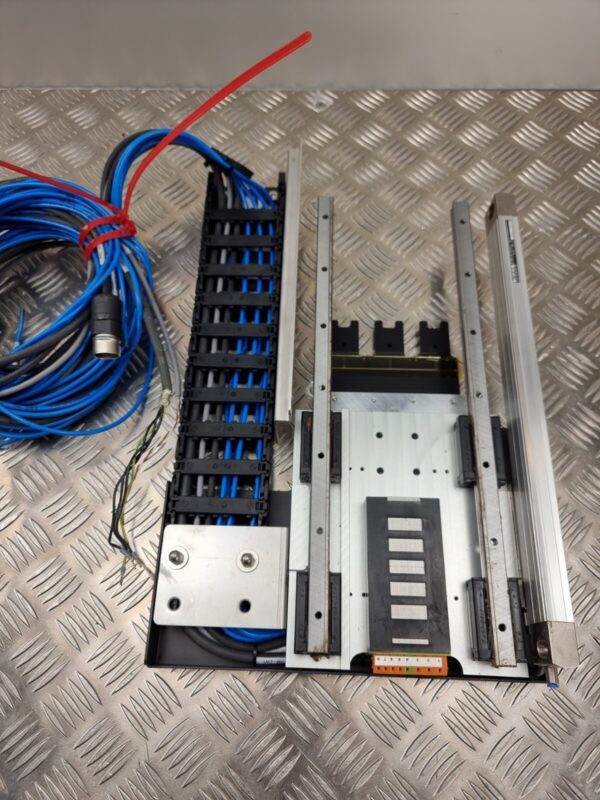 10-143.jpg IDAM MP015536 Linear Motor with Heidenhain LC483 10nm Glass Scale – 270mm Travel