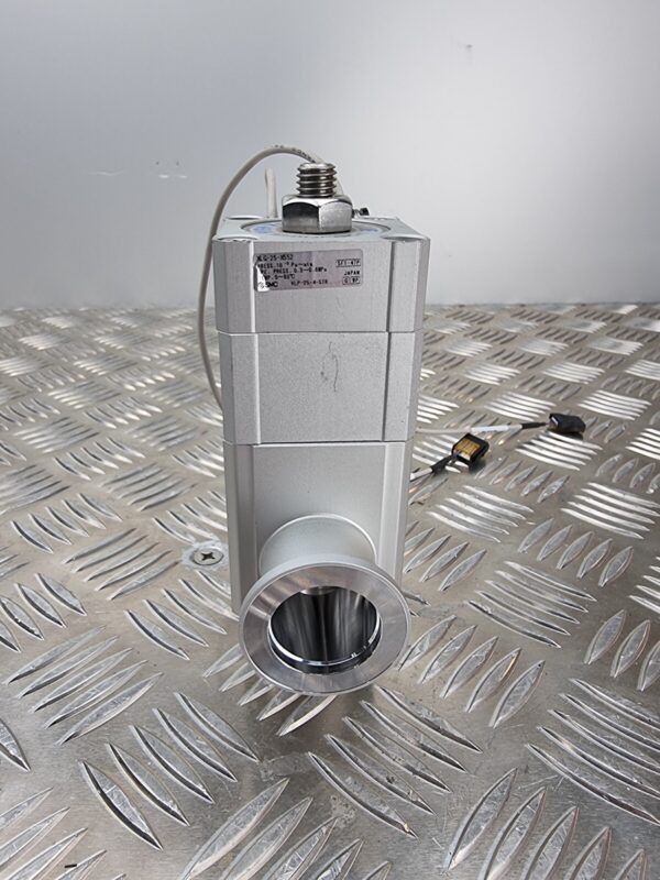 10-1646.jpg SMC XLG-25 High Vacuum Corner Valve
