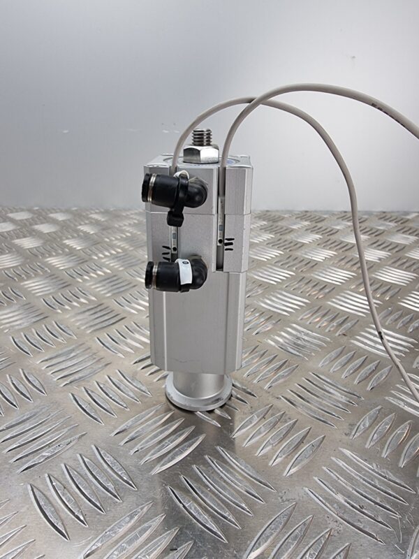 10-1650.jpg SMC XLG-25 High Vacuum Corner Valve