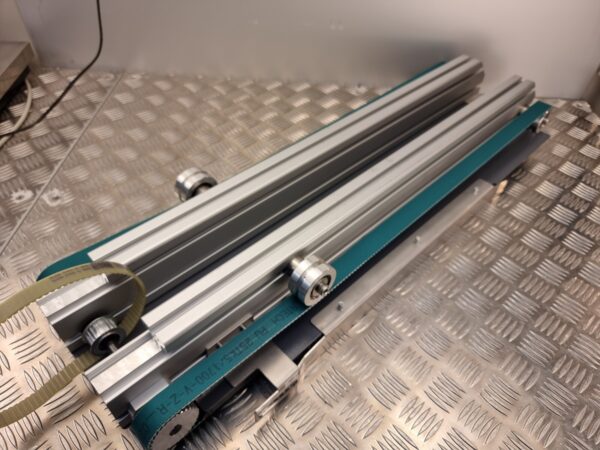 10-191.jpg Toothed belt conveyor lenght 81cm, width 23cm