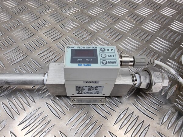 10-242.jpg SMC PF2A720 FLOW SWITCH, FLOWRATE 2-16L min, DC12 ~24V