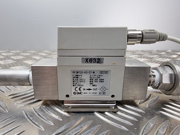 10-243.jpg SMC PF2A720 FLOW SWITCH, FLOWRATE 2-16L min, DC12 ~24V