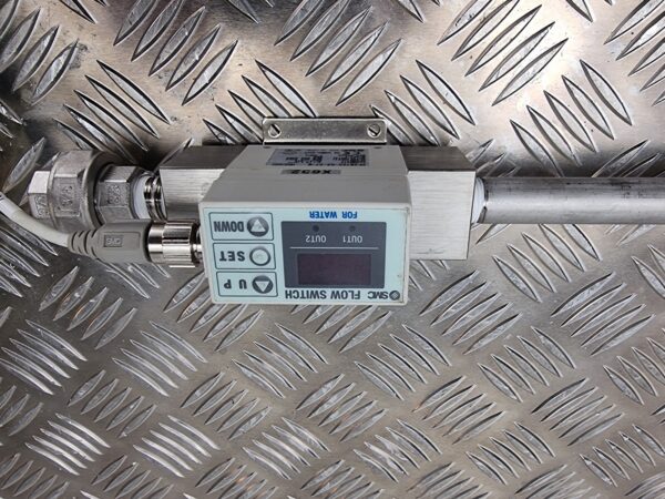 10-244.jpg SMC PF2A720 FLOW SWITCH, FLOWRATE 2-16L min, DC12 ~24V