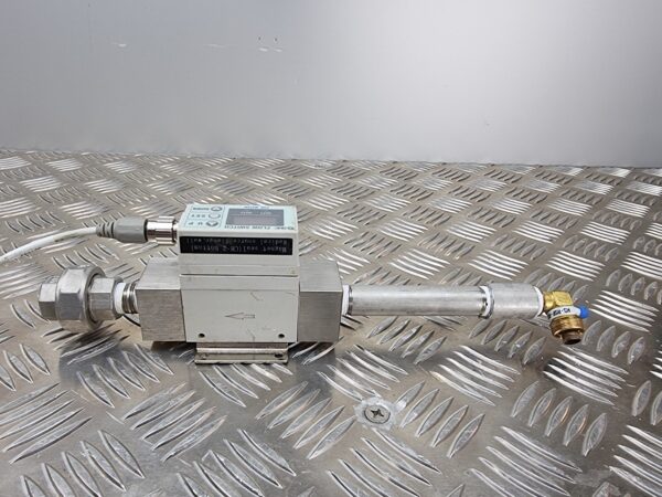 10-246.jpg SMC PF2A720 FLOW SWITCH, FLOWRATE 2-16L min, DC12 ~24V