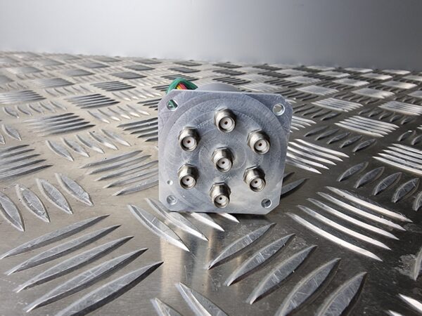 10-351.jpg Radiall R583 403 261 0-18 GHz Un 28V