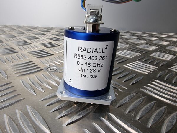10-352.jpg Radiall R583 403 261 0-18 GHz Un 28V