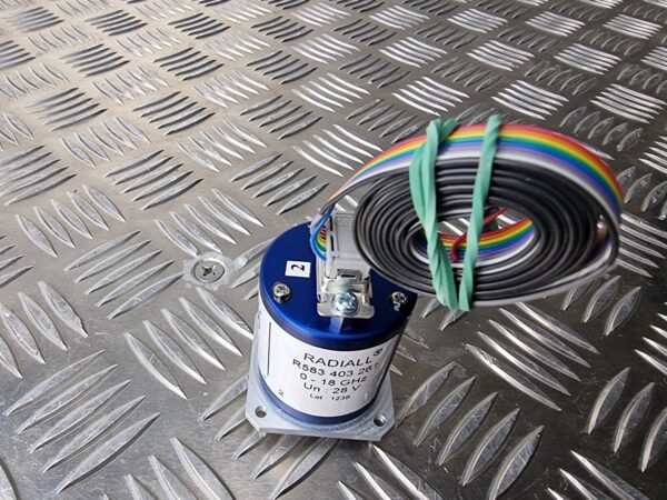 10-353.jpg Radiall R583 403 261 0-18 GHz Un 28V