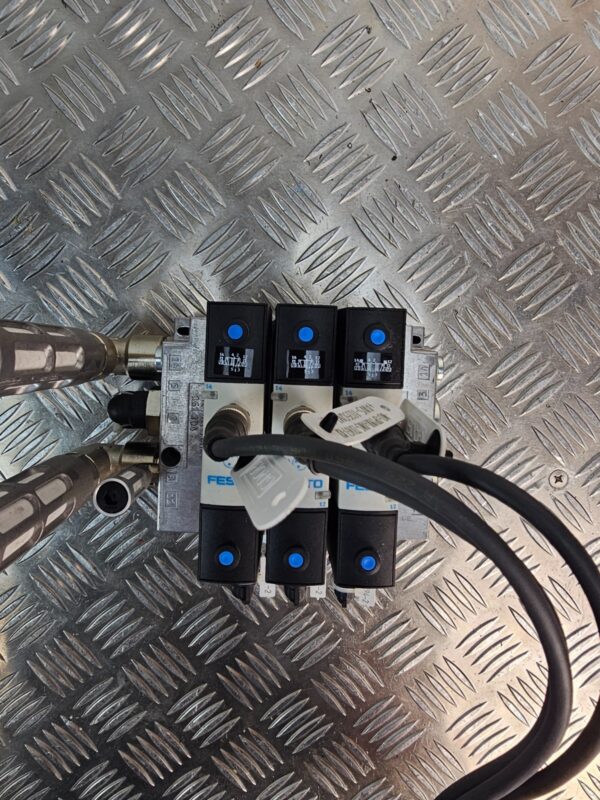 10-364.jpg Festo VSVA Pneumatic Valve Manifold 3-Valve 24V