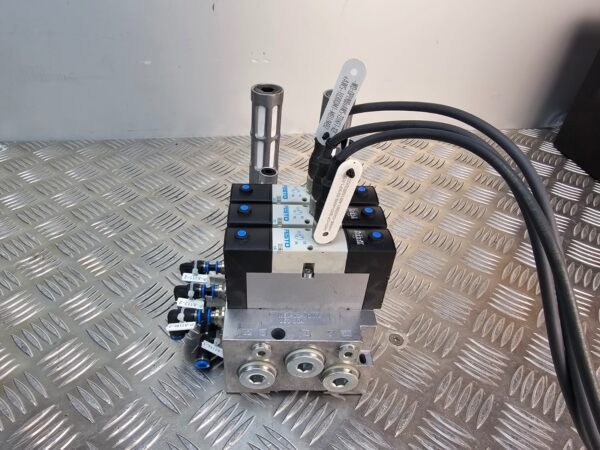 10-367.jpg Festo VSVA Pneumatic Valve Manifold 3-Valve 24V