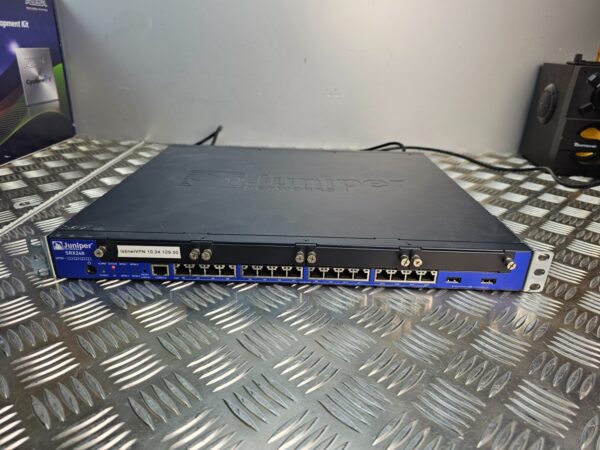 10-440.jpg Juniper SRX240H2 Firewall VPN Router 16-Port Gigabit SRX240 – Powered On