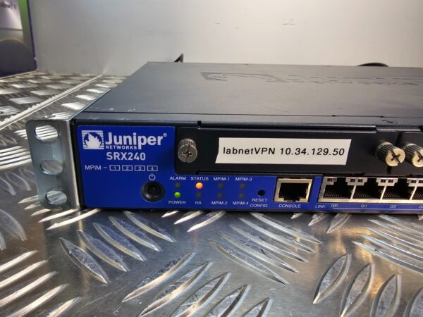10-442.jpg Juniper SRX240H2 Firewall VPN Router 16-Port Gigabit SRX240 – Powered On
