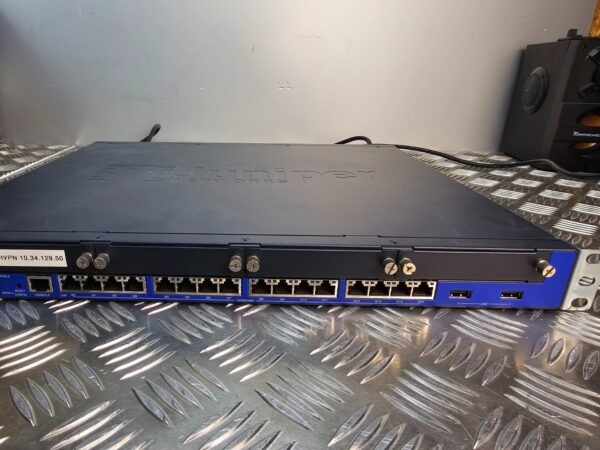 10-443.jpg Juniper SRX240H2 Firewall VPN Router 16-Port Gigabit SRX240 – Powered On
