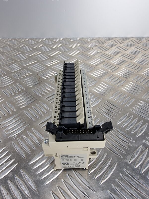 10-468.jpg Omron G70D-VSOC16 Relay Terminal Block 24VDC G6D Relays