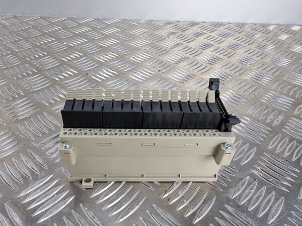 10-469.jpg Omron G70D-VSOC16 Relay Terminal Block 24VDC G6D Relays