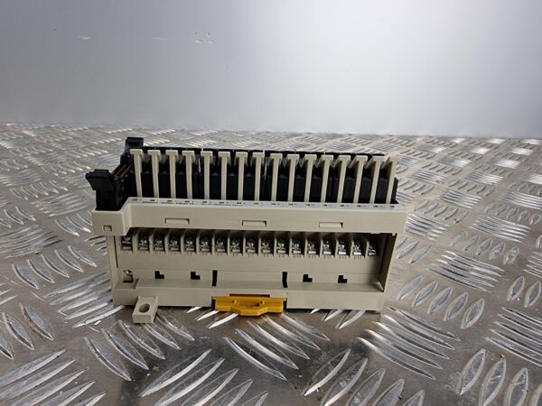 10-470.jpg Omron G70D-VSOC16 Relay Terminal Block 24VDC G6D Relays