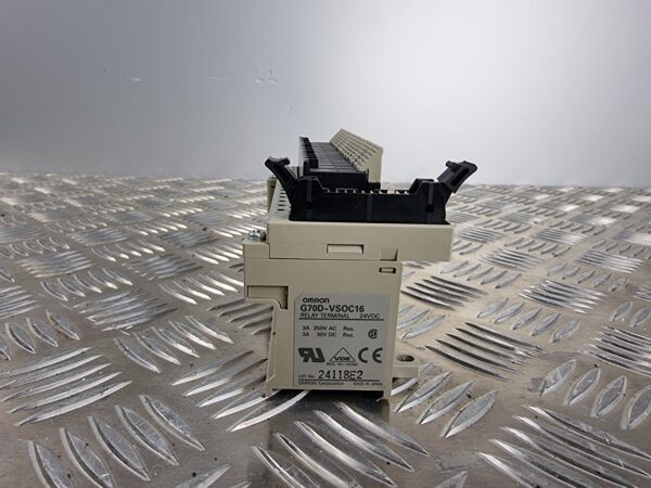 10-471.jpg Omron G70D-VSOC16 Relay Terminal Block 24VDC G6D Relays