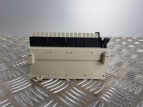 10-472.jpg Omron G70D-VSOC16 Relay Terminal Block 24VDC G6D Relays