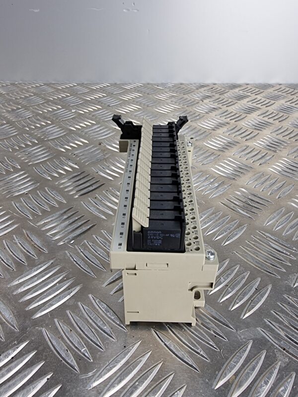 10-473.jpg Omron G70D-VSOC16 Relay Terminal Block 24VDC G6D Relays