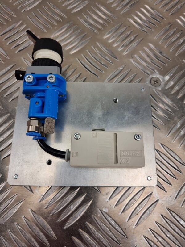 10-625.jpg FESTO-6817-SV-3-M5 FRONT PANEL VALVE with SMC ZH10B