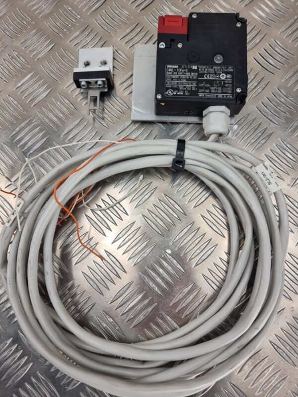 10-629.jpg OMRON D4NL-1CFA-B GUARD LOCK SAFETY-DOOR SWITCH D4NL1CFAB 24VDC