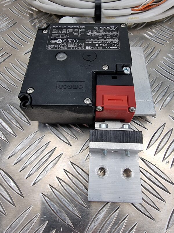 10-631.jpg OMRON D4NL-1CFA-B GUARD LOCK SAFETY-DOOR SWITCH D4NL1CFAB 24VDC