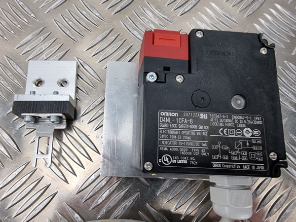 10-67.png OMRON D4NL-1CFA-B GUARD LOCK SAFETY-DOOR SWITCH D4NL1CFAB 24VDC
