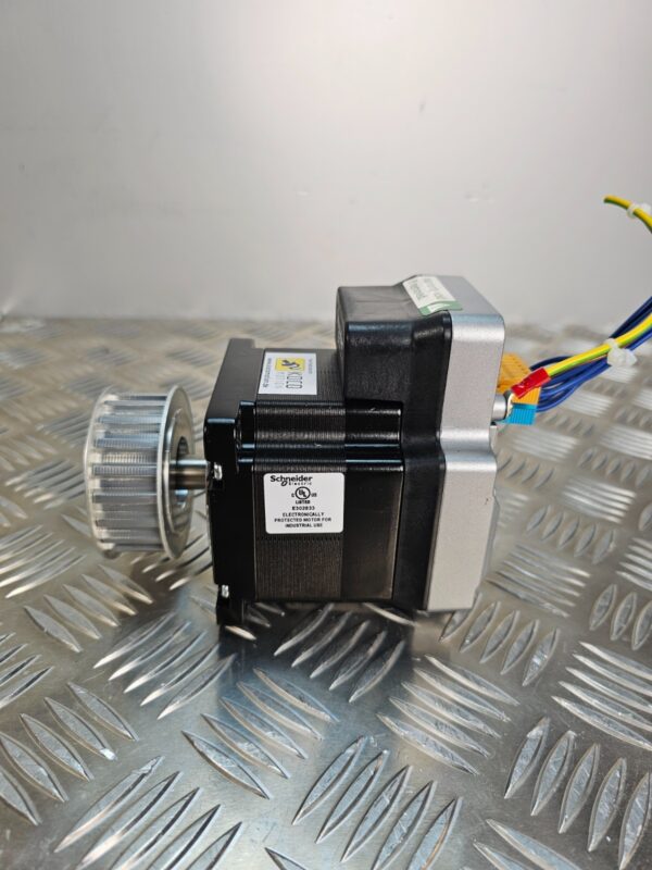10-729.jpg Schneider Electric LMDCE851-K Stepper / Servo Motor – 48 V DC