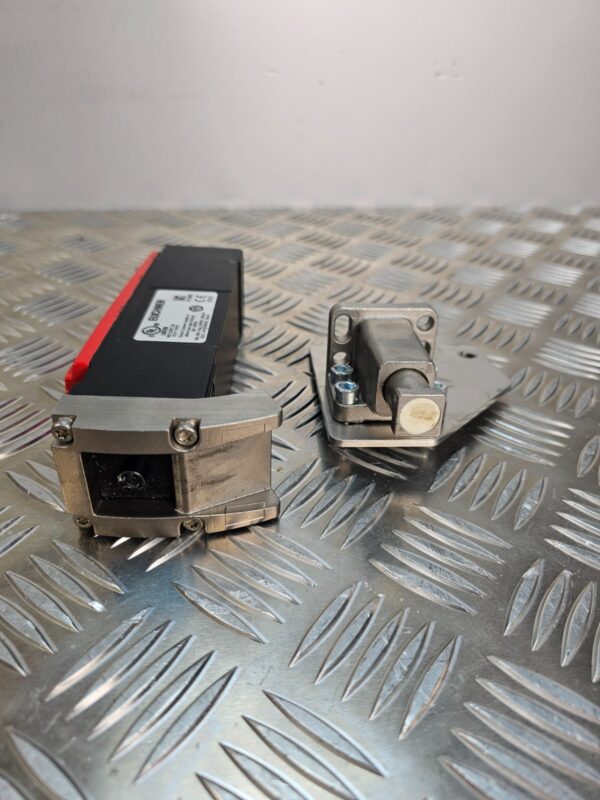 10-752.jpg Euchner CET3-AR-CRA-AH-50X-SH Safety Switch w/ Actuator