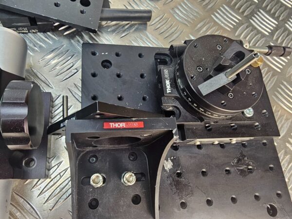 10-915.jpg Thorlabs Newport Optical Bench Setup Lot – Stages, Mounts, Posts, Mirror Holder