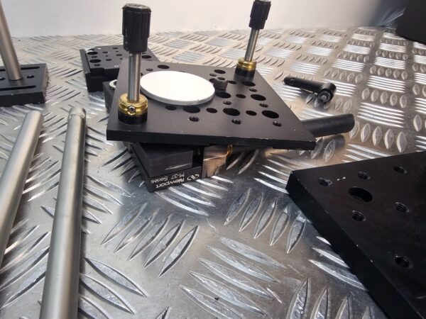 10-923.jpg Thorlabs Newport Optical Bench Setup Lot – Stages, Mounts, Posts, Mirror Holder
