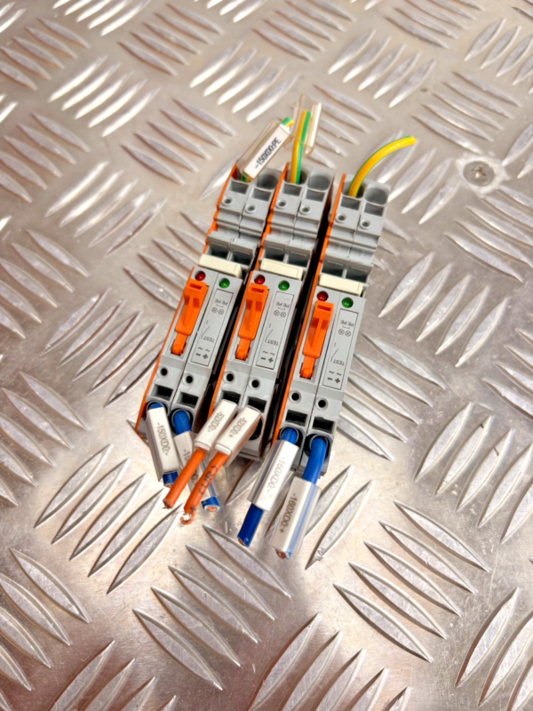 10-121.png WAGO TOPJOB-S 2006-1671 Signal Disconnect Terminal Block 24V AC/DC DIN Rail