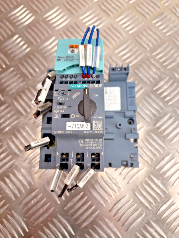 10-714.png Siemens SIRIUS 3RV2011-1EA25 Motor Starter Switch Assembly 2.8-4A w Base