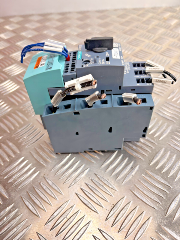 10-717.png Siemens SIRIUS 3RV2011-1EA25 Motor Starter Switch Assembly 2.8-4A w Base