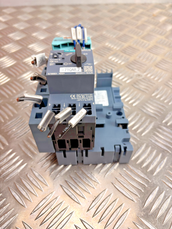 10-718.png Siemens SIRIUS 3RV2011-1EA25 Motor Starter Switch Assembly 2.8-4A w Base