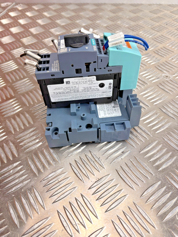 10-719.png Siemens SIRIUS 3RV2011-1EA25 Motor Starter Switch Assembly 2.8-4A w Base