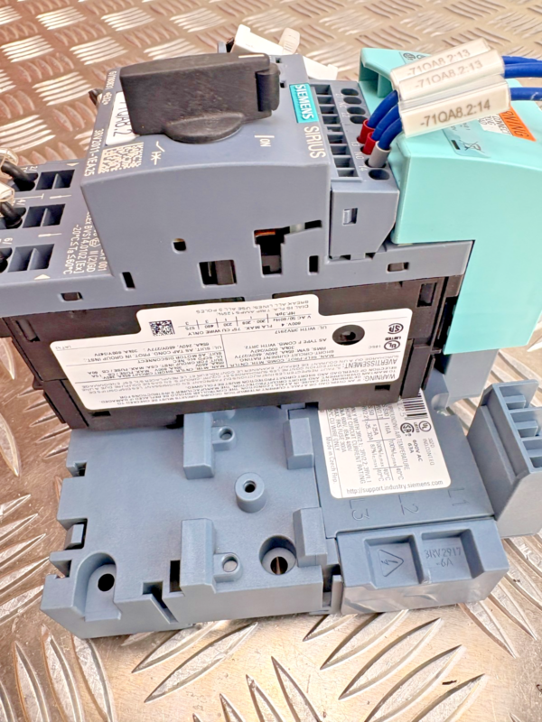 10-720.png Siemens SIRIUS 3RV2011-1EA25 Motor Starter Switch Assembly 2.8-4A w Base