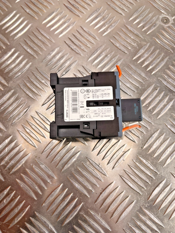 10-731.png Siemens SIRIUS 3RH2131-2BB40 Contactor Relay w/ 3RT2916-1EH00 Surge Suppressor