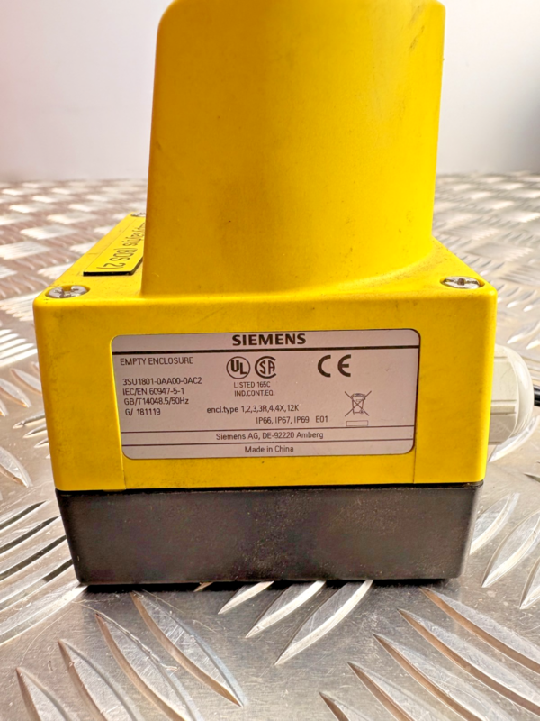 10-744.png Siemens 3SU1801-0AA00-0AC2 Emergency Stop Push Button Station IP69 E-Stop