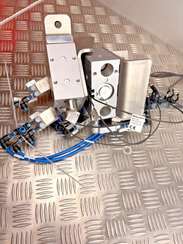 Festo Pneumatic Gripper Assembly VFQF-LE-BAH-G18-Q6 w/ Sensors & Mount