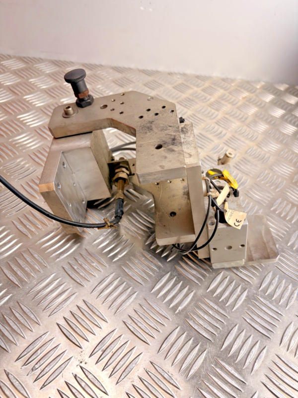 Festo DFM-20-20-P-A-GF Linear Guided Pneumatic Gripper Assembly w/ Balluff Senso