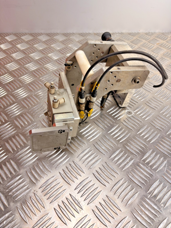 Festo DFM-20-20-P-A-GF Linear Guided Pneumatic Gripper Assembly w/ Balluff Senso